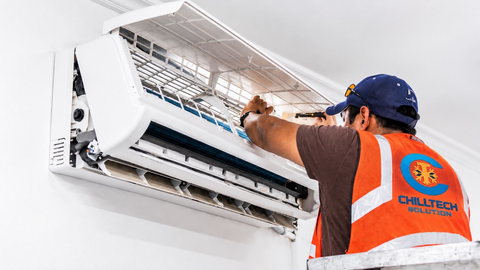 Split air conditioner indoor and outdoor units installed in a Kochi apartment